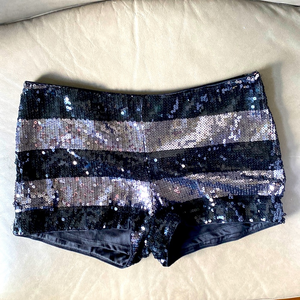 Slightly stretchy sequin short shorts